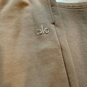 ALO Yoga Accolade straight leg sweatpant